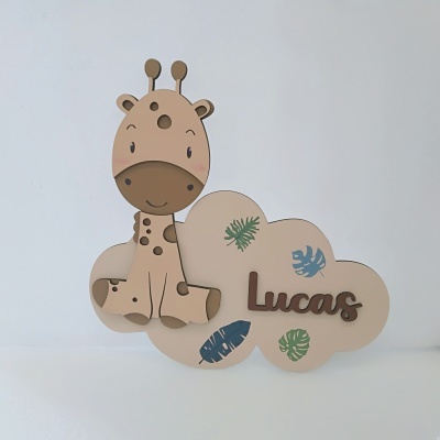 Decoração de parede em MDF com girafa e nome Lucas