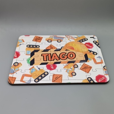 Puzzle infantil com tema de construção e o nome TIAGO em destaque