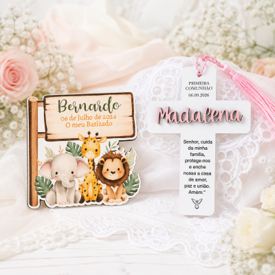 Placa decorativa de batizado com animais e cruz branca com texto de primeira comunhão