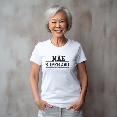 Mulher sorridente com t-shirt branca com texto em preto