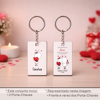 Porta-chaves metálicos com ilustrações românticas e nomes personalizados em ambiente decorativo