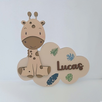 Decoração infantil em madeira com girafa e nome Lucas