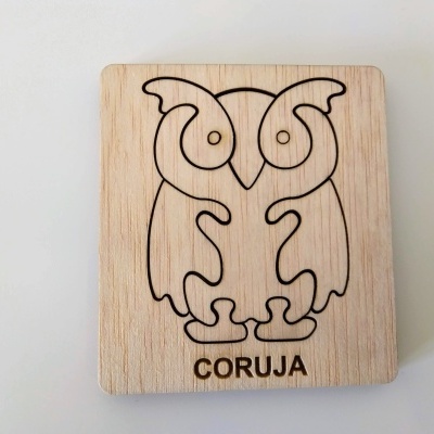 Puzzle de madeira natural com desenho de coruja e texto CORUJA