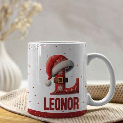 Caneca branca com letra L vermelha decorada com chapéu de Natal e nome LEONOR