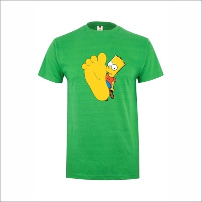 T-shirt verde com ilustração de Bart Simpson e uma grande pata amarela