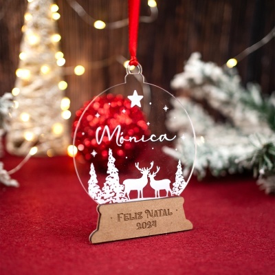 Enfeite de Natal transparente com nome Mónica e texto FELIZ NATAL 2021 na base de madeira