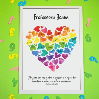Cartaz com coração colorido e texto em moldura branca num fundo verde com números e letras coloridos