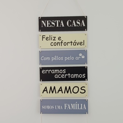 Placa decorativa com texto em português pendurada na parede