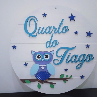 Placa decorativa redonda branca com texto azul e coruja azul em ramo com folhas verdes