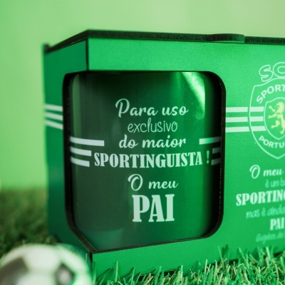 Packagem verde com texto em branco e relva artificial ao redor