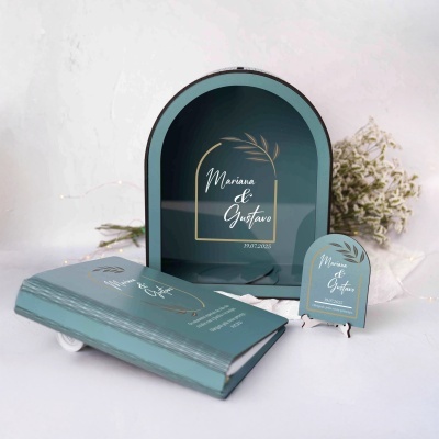 Convites de casamento azul-esverdeado com decoração de folhas douradas e texto personalizado.
