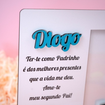 Placa decorativa branca com nome Diogo em azul e texto em português
