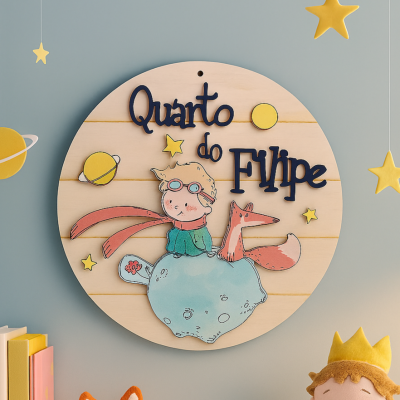 Placa redonda de madeira decorativa com ilustração de menino num planeta e texto Quarto do Filipe