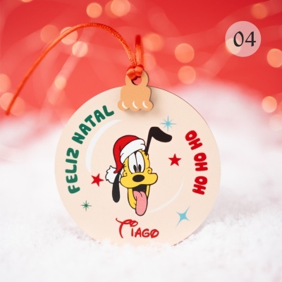 Etiqueta redonda de cartão com desenho do Pluto de Natal e cordão vermelho