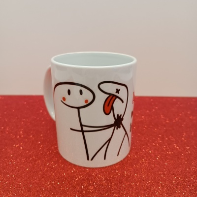 Caneca branca com desenho de personagens minimalistas sorridentes em superfície vermelha brilhante.