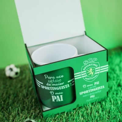 Caixa verde com caneca branca and texto relacionada a Sporting em fundo verde com relva e bola.