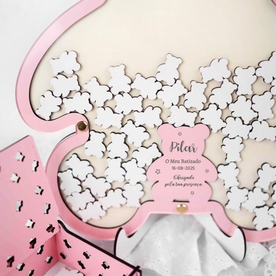 Quadro decorativo rosa e branco em forma de urso com peças pequenas em forma de urso e texto de batizado.