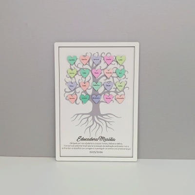 Quadro com árvore e corações coloridos com nomes e texto de agradecimento para Educadora Marília
