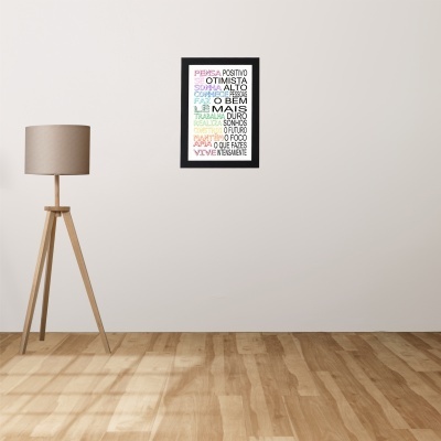 Quadro decorativo com texto colorido e candeeiro de pé com base de madeira