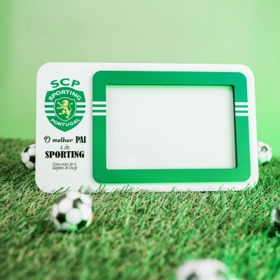 Moldura de fotografia do Sporting Portugal com bolas de futebol em relva artificial