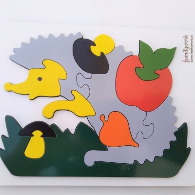Puzzle de madeira colorido em forma de ouriço com peças distintas