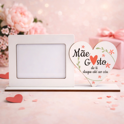Porta-retratos branco com coração decorativo e texto sentimental para mãe num cenário romântico rosa