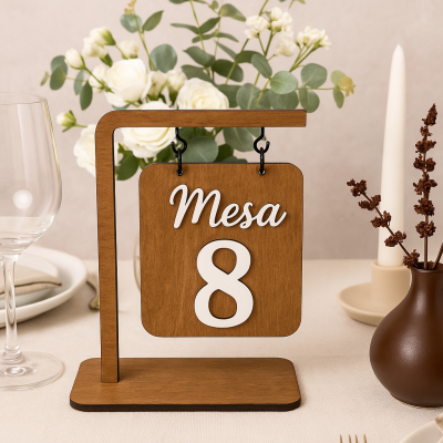 Placa de madeira Mesa 8 suspensa em suporte numa mesa decorada