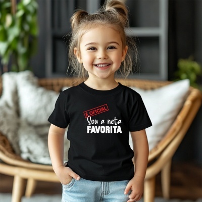 Menina com camisola preta de manga curta com texto impresso em branco e vermelho