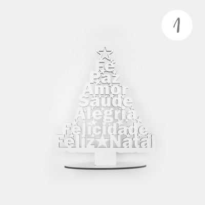 Árvore de Natal branca decorativa com palavras e estrelas recortadas