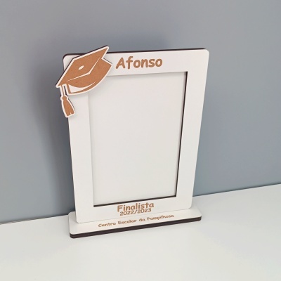 Moldura fotográfica branca com decoração e texto gravado a laser