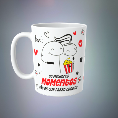 Caneca branca com desenho de dois bonecos sorridentes, corações vermelhos e texto de amor.