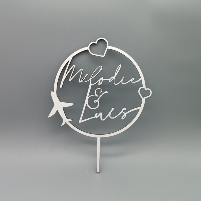 Inserto decorativo branco com texto e elementos em forma circular sobre fundo cinzento
