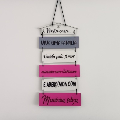 Quadro decorativo com placas de Madeira e texto em português pendurado na parede