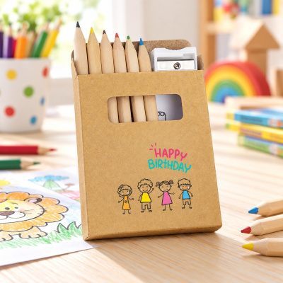 Conjunto de lápis de cor naturais em caixa de cartão com design infantil e apontador branco