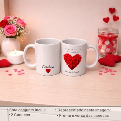 Duas canecas brancas com corações vermelhos e texto em português, em ambiente decorado com flores e velas.