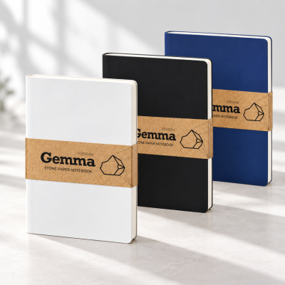 Três cadernos Gemma em branco, preto e azul com fitas de papel castanho