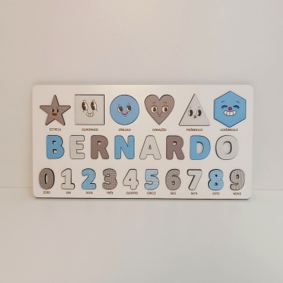 Placa educativa de madeira com formas geométricas coloridas e nomes em português