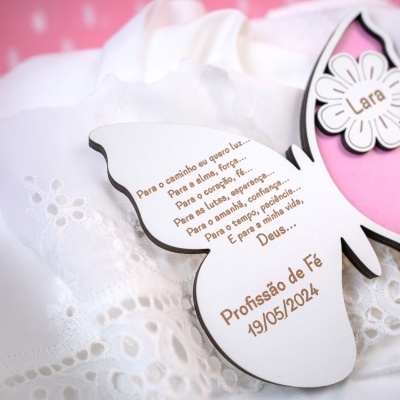 Tag decorativa em forma de pomba com texto e tecido branco com bordados