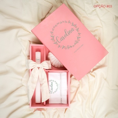 Caixa de presente rosa com vela e lenço personalizados com o nome Carolina e a data 10 de AGOSTO 2024