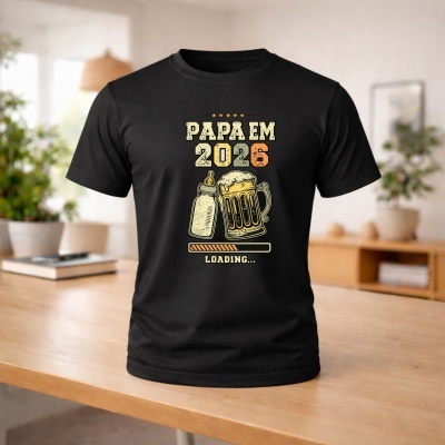 T-shirt preta com texto PAPÁ EM 2026 LOADING e imagem de biberão e jarro de cerveja