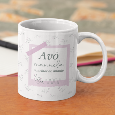 Caneca branca com estampado floral e texto dedicado a avó Manuela
