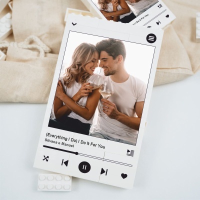 Cartão personalizado com foto de casal a brindar e interface de reprodução musical