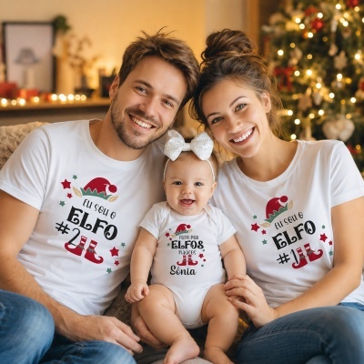 Conjunto t-shirts e body Natal brancos com estampados verdes e vermelhos em família feliz junto à árvore de Natal