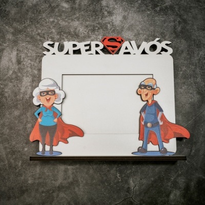 Moldura branca com texto SUPER AVÓS e avô e avó em estilo super-herói.