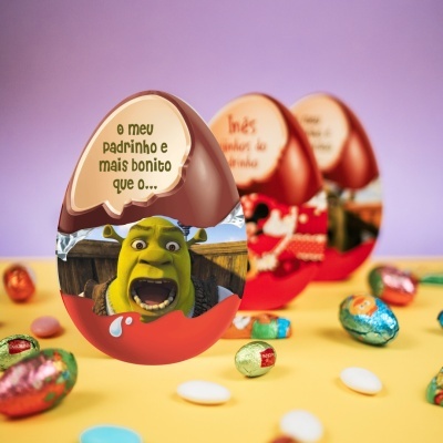 Ovos de Páscoa com personagens animados e texto em português sobre fundo amarelo com doces.