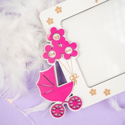 Cartão decorativo em forma de carrinho rosa e branco com flores e texto 10 Out 2023 em penas brancas