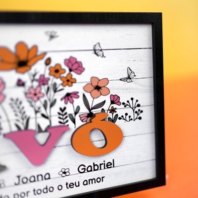 Quadro decorativo com letras e flores em fundo branco