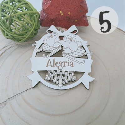 Ornamento de madeira branco com pinguins e palavra Alegria