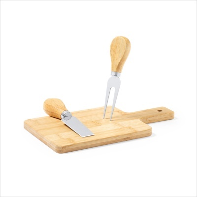 Conjunto de tábua de cortar com utensílios de cozinha de madeira e aço
