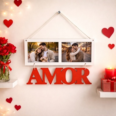 Moldura branca pendurada com duas fotos de casal, com corações vermelhos e decoração romântica
